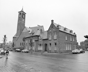 855947 Gezicht op de St.-Antonius van Paduakerk (Kanaalstraat 198) te Utrecht, met bijgebouwen.